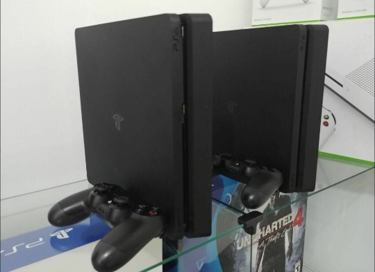 PS4 Slim 500GB + 2 jogos + 2 Controles (ITEM PROMOCIONAL )